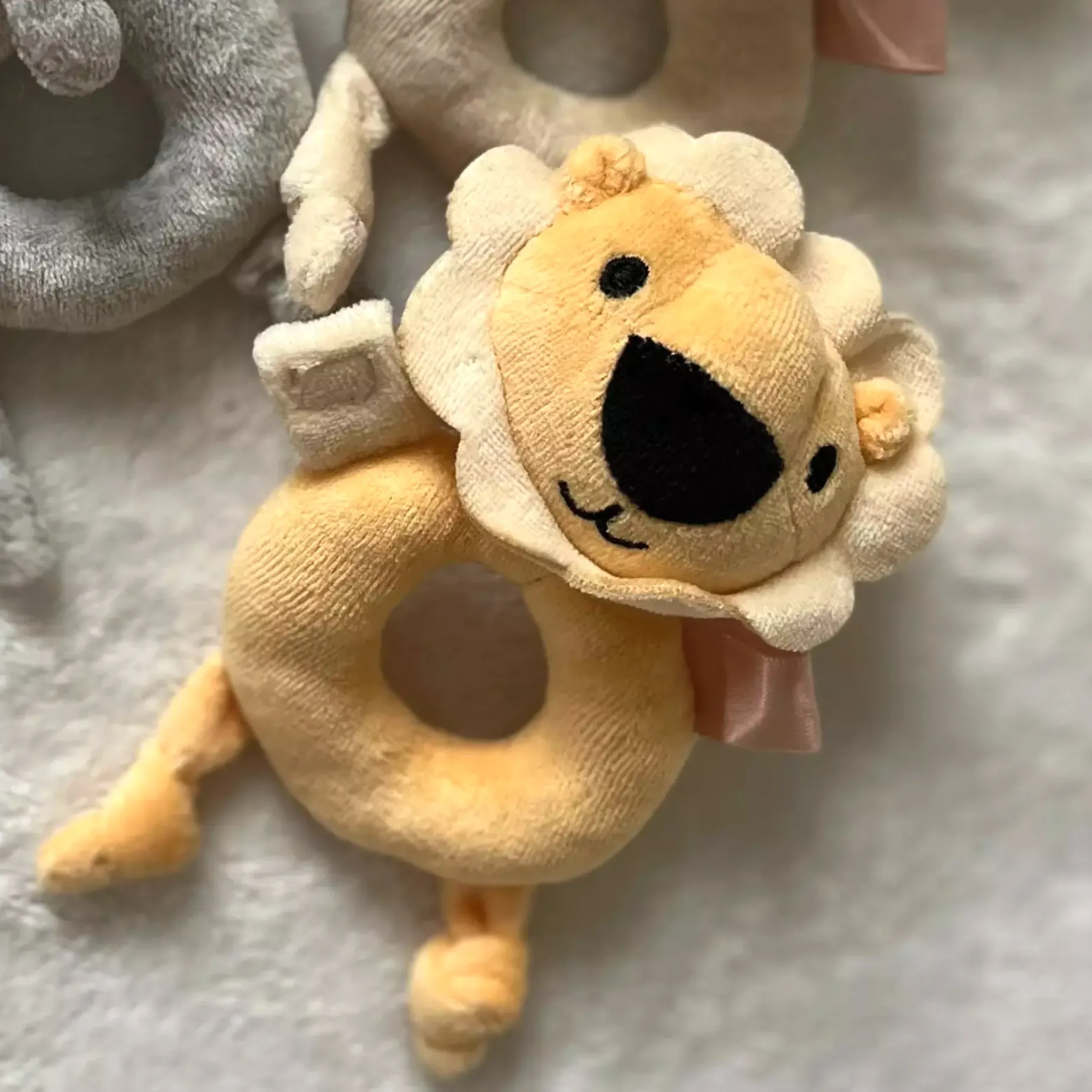 Skallra ring gul lejon
