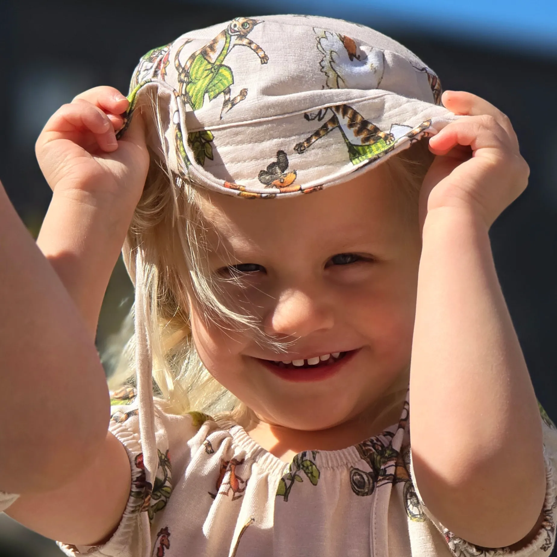 Solhatt Pettson och Findus Beige