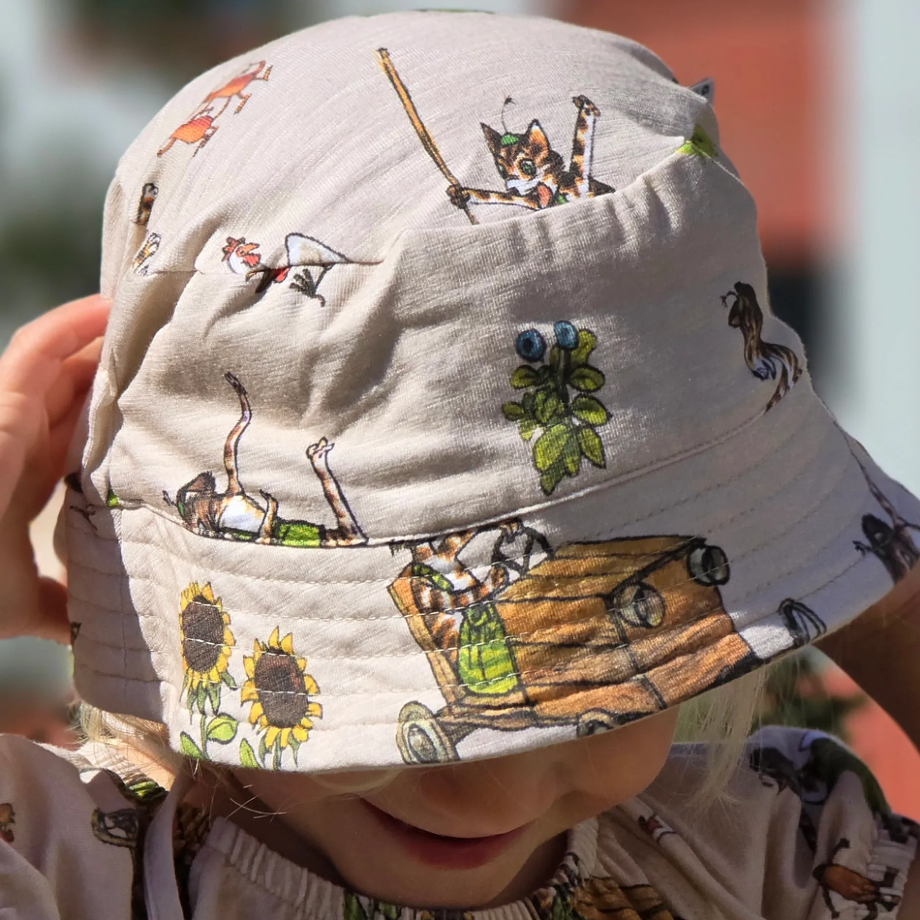 Solhatt Pettson och Findus Beige